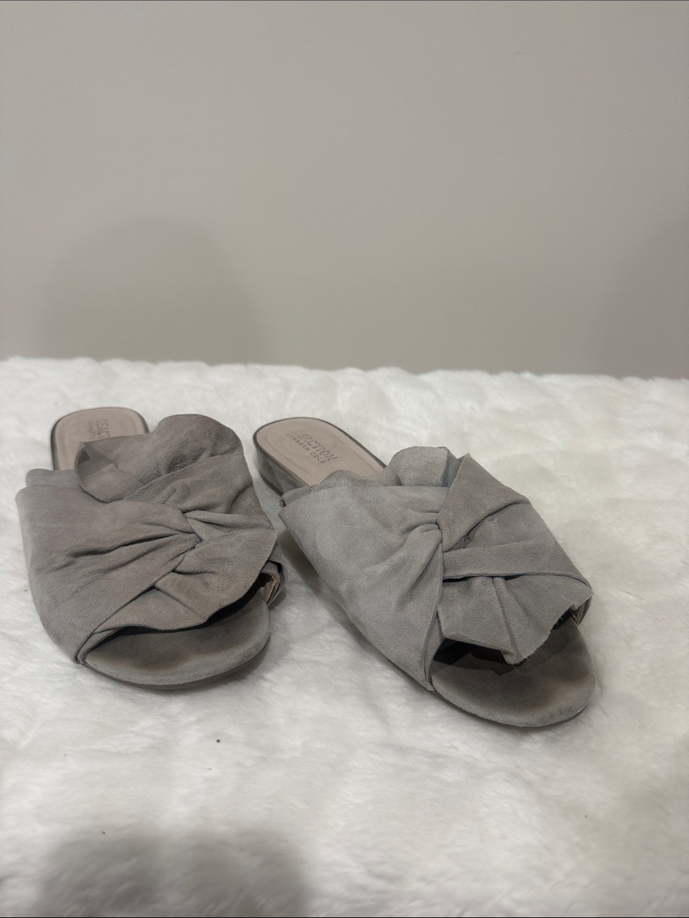 Reaction Kenneth Cole Gray Knot Slide Mules